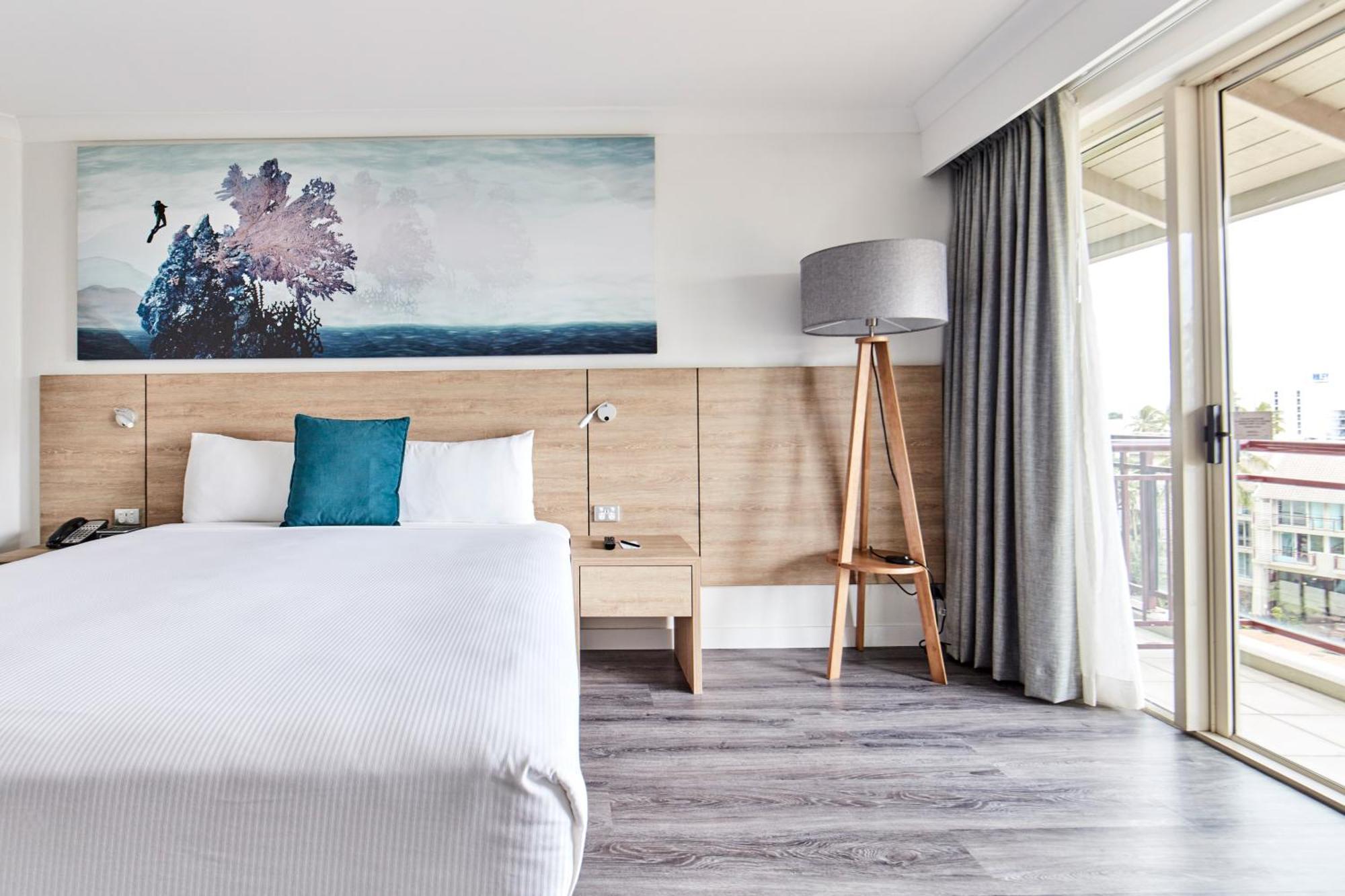 Deluxe Zimmer mit 2 Queensize-Betten und Poolblick